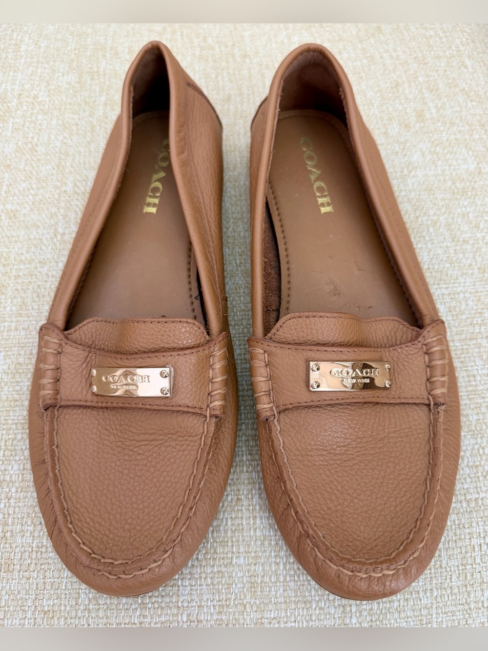 Coach Fredrica Tan Leather Loafers with Gold Plaque Flats Camel 8.5 Women’s